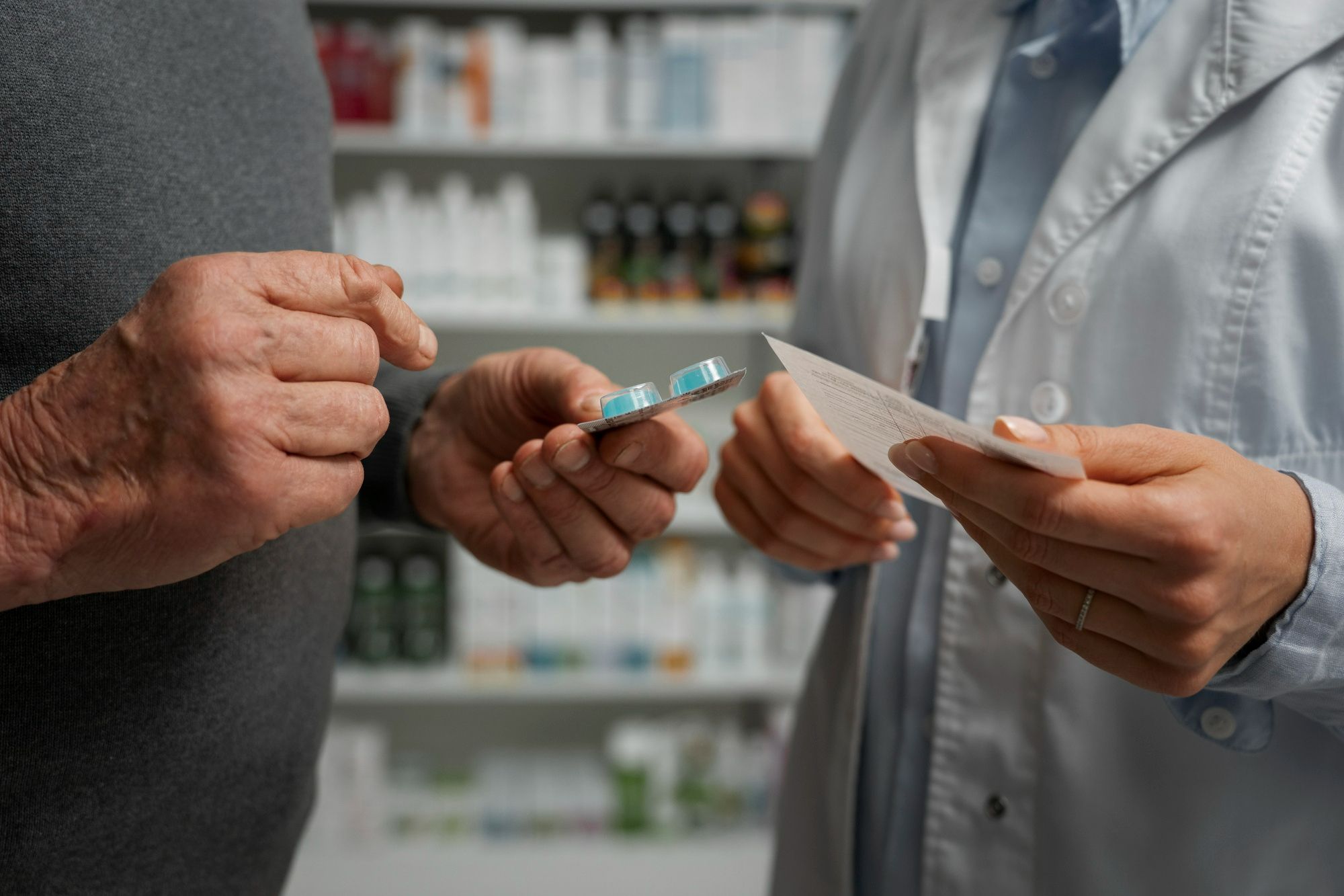 hombre-mayor-que-consulta-farmaceutica-sobre-medicamentos hombre mayor que consulta farmaceutica sobre medicamentos - Farmacia Zárate en Icod de los Vinos